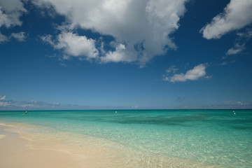 Kristallklares Wasser und rosafarbener Sand am leeren sieben Meilen langen Strand auf der tropischen Karibikinsel Grand Cayman