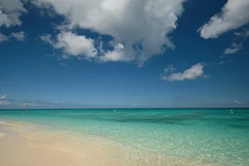 Zelfklevend Fotobehang Seven Mile Beach, Grand Cayman Kristalhelder water en roze zand op een leeg strand van zeven mijl op het tropische Caraïbische Grand Cayman Island