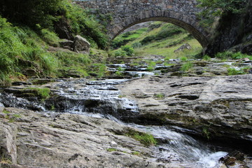 Puente de piedra de alta montaña