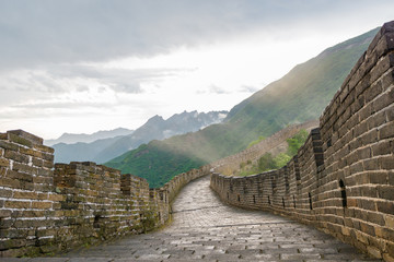 China, Peking, Wanderung auf der Chinesischen Mauer, Langer Weg der Chineischen Mauer unter grauer Wolkendecke