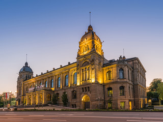 Obraz premium Die historische Stadthalle in Wuppertal in der Abenddämmerung; Deutschland