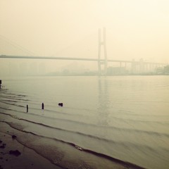 Nanpu-Brücke über den Fluss gegen den Himmel in der Stadt bei nebligem Wetter