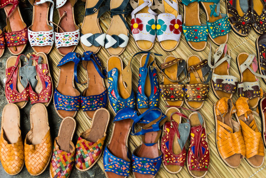 Sand&aacute;lias artesanais no mercado de Aracaju, Sergipe, Brasil 