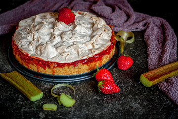 Erdbeere-Rhabarber-Kuchen mit Baiserhaube