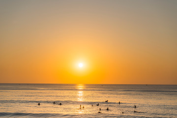Surfer am Dream beach- Strand auf Bali, Indonesien
