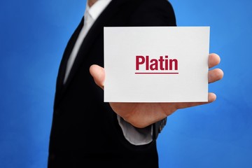 Platin. Anwalt hält Karte in der Hand. Beschriftung auf Schild zeigt Begriff. Hintergrund blau. Recht, Gesetz, Rechtsprechung