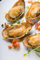 Baked mussels with cheese