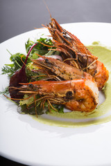 Fried king shrimps with guacomole