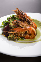 Fried king shrimps with guacomole