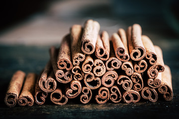 Batons de cannelle empilés - Epice pour aromatiser la cuisine
