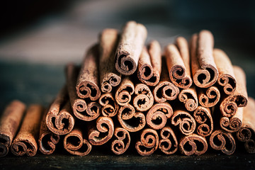 Batons de cannelle empilés - Epice pour aromatiser la cuisine