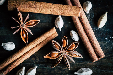Cannelle en bâtons chocolat grains de café cardamome et anis étoilé - Epices pour cuisiner