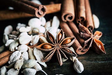 Cannelle en bâtons chocolat grains de café cardamome et anis étoilé - Epices pour cuisiner
