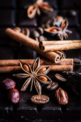 Cannelle en bâtons chocolat grains de café et anis étoilé