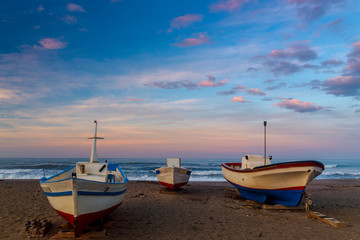 Barcos de pesca tradicionales en la playa de Cabo de Gata al amanecer, Almería, Andalucía, España