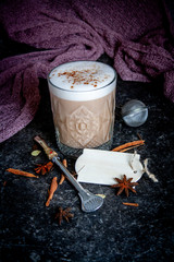 Chai-Latte aus Sojamilch und Mandelmilch mit orientalischen Gewürzen