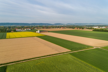 Fototapeta na wymiar Landwirtschaftlich genutzte Felder im ländlichen Raum