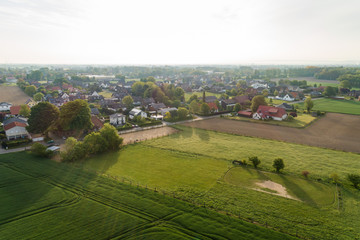 Fototapeta na wymiar Kleine Siedlung mit Häusern im ländlichen Raum, Deutschland