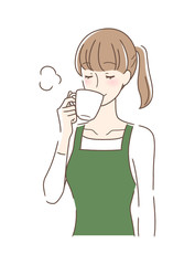 マグカップのコーヒーを飲む女性