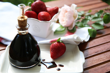 Aceto balsamico tipico di Modena in abbinamento con fragole, primo piano in esterno
