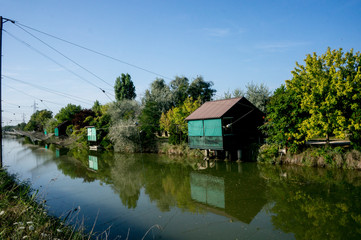 Fototapeta na wymiar wooden house on the river
