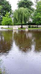 Fototapeta na wymiar Nach Starkregen überschwemmte Strassen in einem Wohnviertel in Frankreich