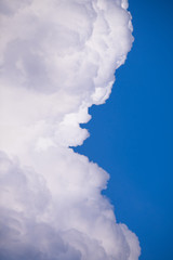 Naklejka premium white and blue cumulus fluffy sunset cloud in the sky