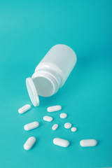 envase blanco de pastillas abierto