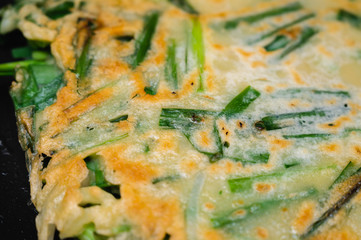 焼いているニラチヂミ