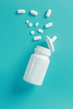 foto de dise&ntilde;o con pastillas en fondo blanco