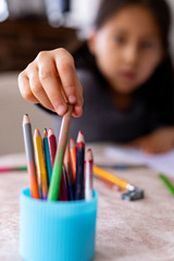 Niña toma clases en casa a causa de la contingencia