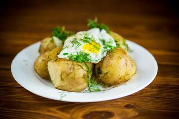boiled early potatoes with fried egg and dill