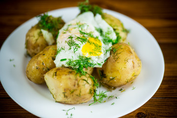 boiled early potatoes with fried egg and dill