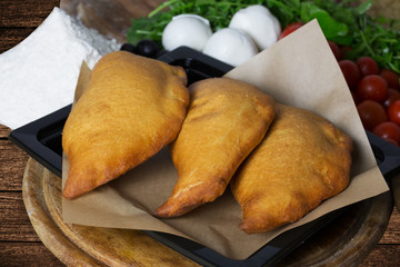 Panzerotti frutti su tavolo rustico