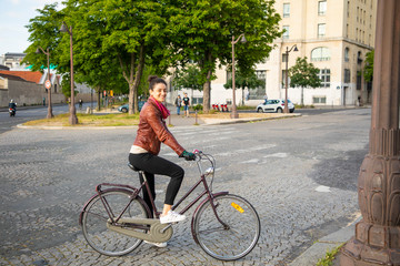 Obraz premium young woman riding a bike