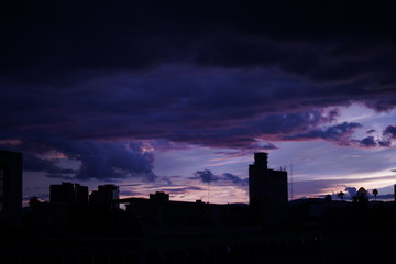 Obraz premium Cielo de color purpura en la ciudad