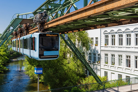 Wuppertaler Schwebebahn im Fr&uuml;hling; Nordrhein-Westfalen; Deutschland