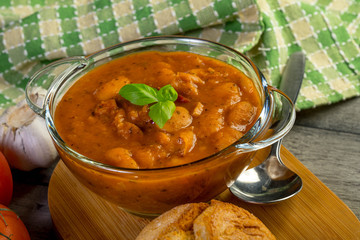 Stewed beans in tomato sauce.