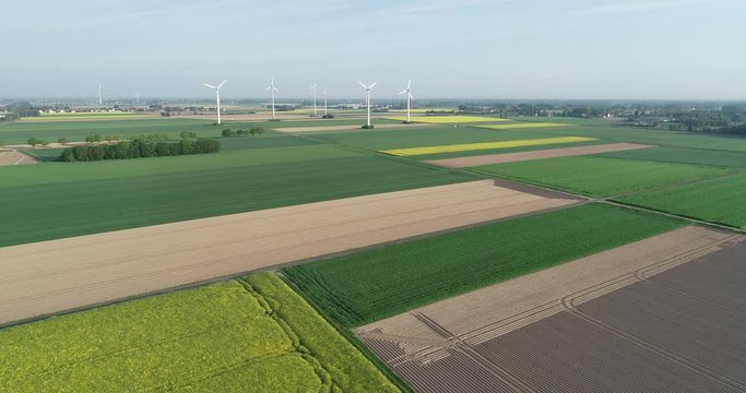Windr&auml;der im l&auml;ndlichen Raum mit Feldern, Deutschland