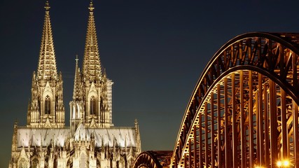 Kölner Dom und Hohenzollernbrücke im Sonnenuntergang  am Abend