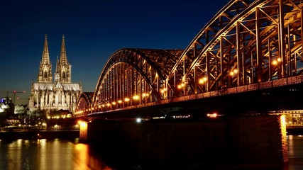 Kölner Dom und Hohenzollernbrücke im Sonnenuntergang  am Abend