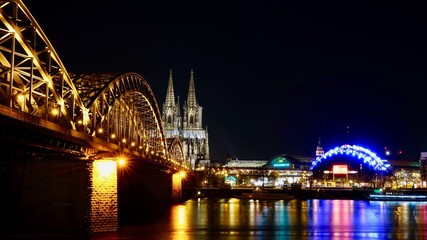 Fototapeta premium Kölner Dom und Hohenzollernbrücke im Sonnenuntergang am Abend
