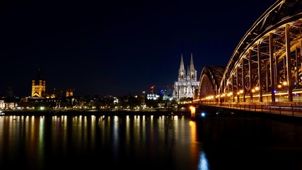 Fototapeta premium Katedra w Kolonii i most Hohenzollernów o zachodzie słońca wieczorem