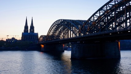 Fototapeta na wymiar Kölner Dom und Hohenzollernbrücke im Sonnenuntergang am Abend