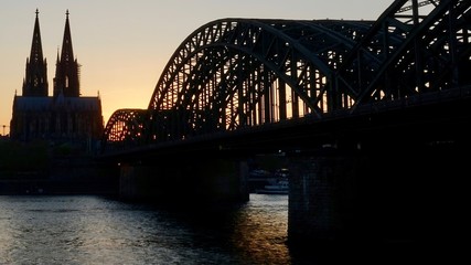 Kölner Dom und Hohenzollernbrücke im Sonnenuntergang  am Abend