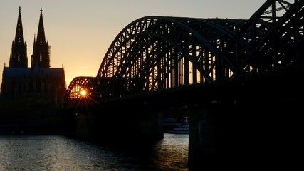 Fototapeta na wymiar Kölner Dom und Hohenzollernbrücke im Sonnenuntergang am Abend