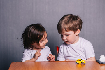 Naklejka premium Little boy with a little girl