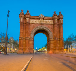 Fototapeta na wymiar Triumph Arch in Barcelona at dusk