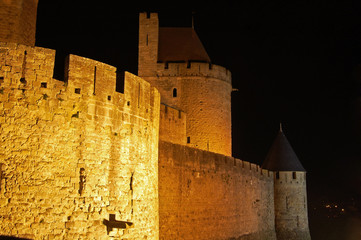 Muralla y torres de defensa de la antigua ciudad medieval de Carcassone, vista nocturna