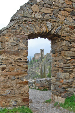 Ruinas de un antiguo castillo medieval franc&eacute;s visto a trav&eacute;s de las ruinas de otro castillo cercano